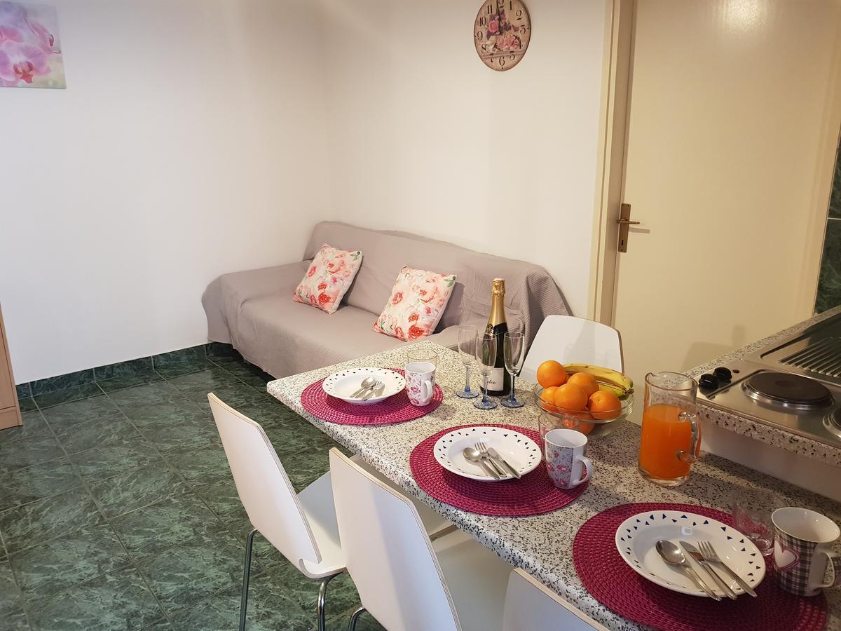 Apartmani Zoric Vodice Exteriör bild